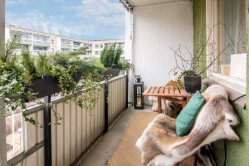 北歐清新簡約70平米二居室陽臺裝修效果圖