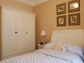 溫暖陽(yáng)光田園風(fēng)格110平米三居室臥室衣柜裝修效果圖