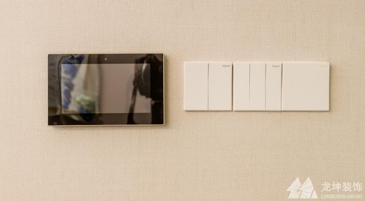 裝修時(shí)，先貼壁紙還是先裝開關(guān)？